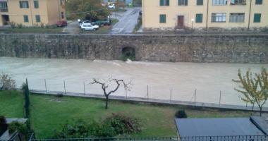 Pieve Santo Stefano-cento storico veduta-fiume Tevere in piena