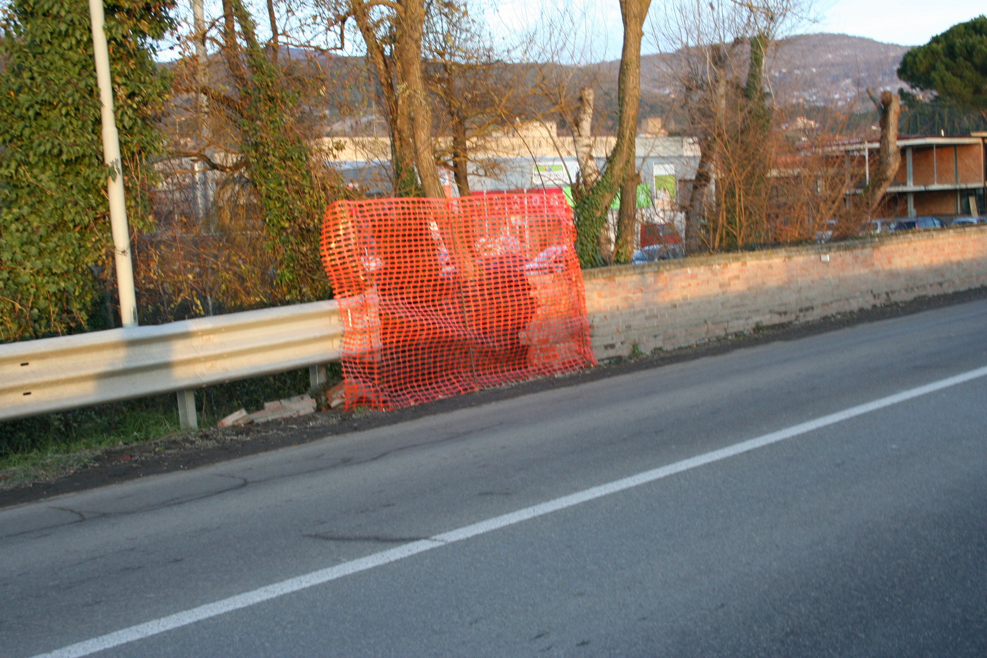 Sansepolcro- ponte sull'Afra muro crollato