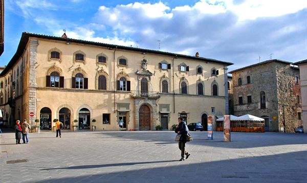 sansepolcro- piazza torre di berta particolare