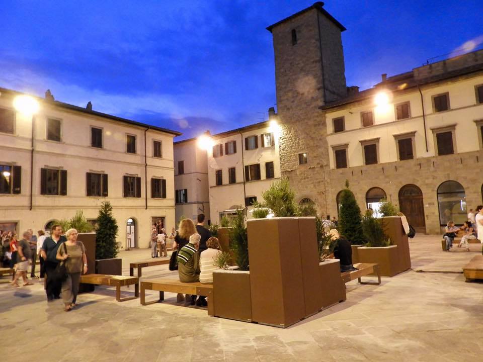 sansepolcro- piazza torre di berta nuovo arredo