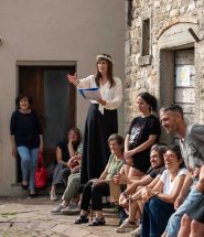 casermarcheologica spettacolo itinerante